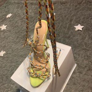 Green neon colored lace heels 🎢